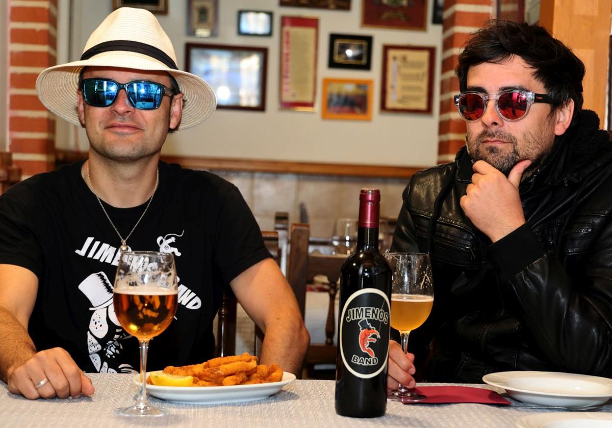 El grupo Jimenos Band, formado por los hermanos Nacho Jimeno (izquieda) y Alejandro Jimeno, en el restaurante Vinos Merino.