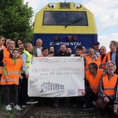 Las autoridades y la Asociación Vallisoletana de Amigos del Ferrocarril posan junto al último convoy que partirá de la antigua estación de La Esperanza.