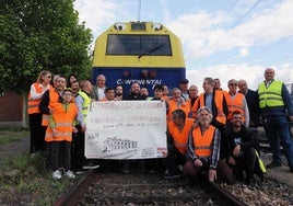 Las autoridades y la Asociación Vallisoletana de Amigos del Ferrocarril posan junto al último convoy que partirá de la antigua estación de La Esperanza.