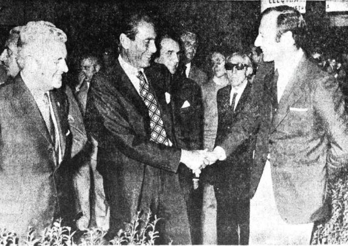 Imagen secundaria 1 - En la visita de Bush a Valladolid en 1996, con el ministro de Comercio Codina en 1972 y en la entrega de la Medalla de Oro de las Cámaras en 2007. 