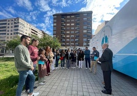 Participantes en el congreso de neumología reciben indicaciones sobre el camión instalado en Lecrac.