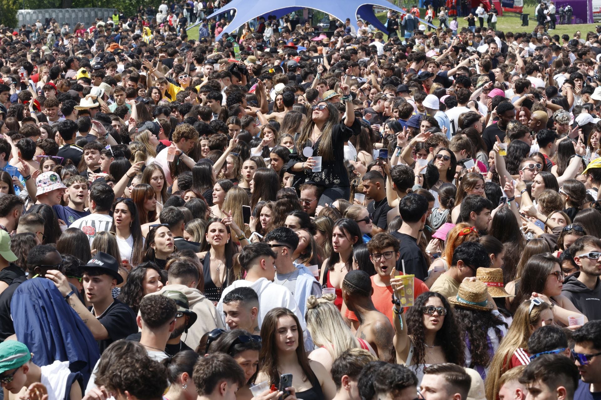 La fiesta de la ITA abarrota el parque Ribera Sur de jóvenes