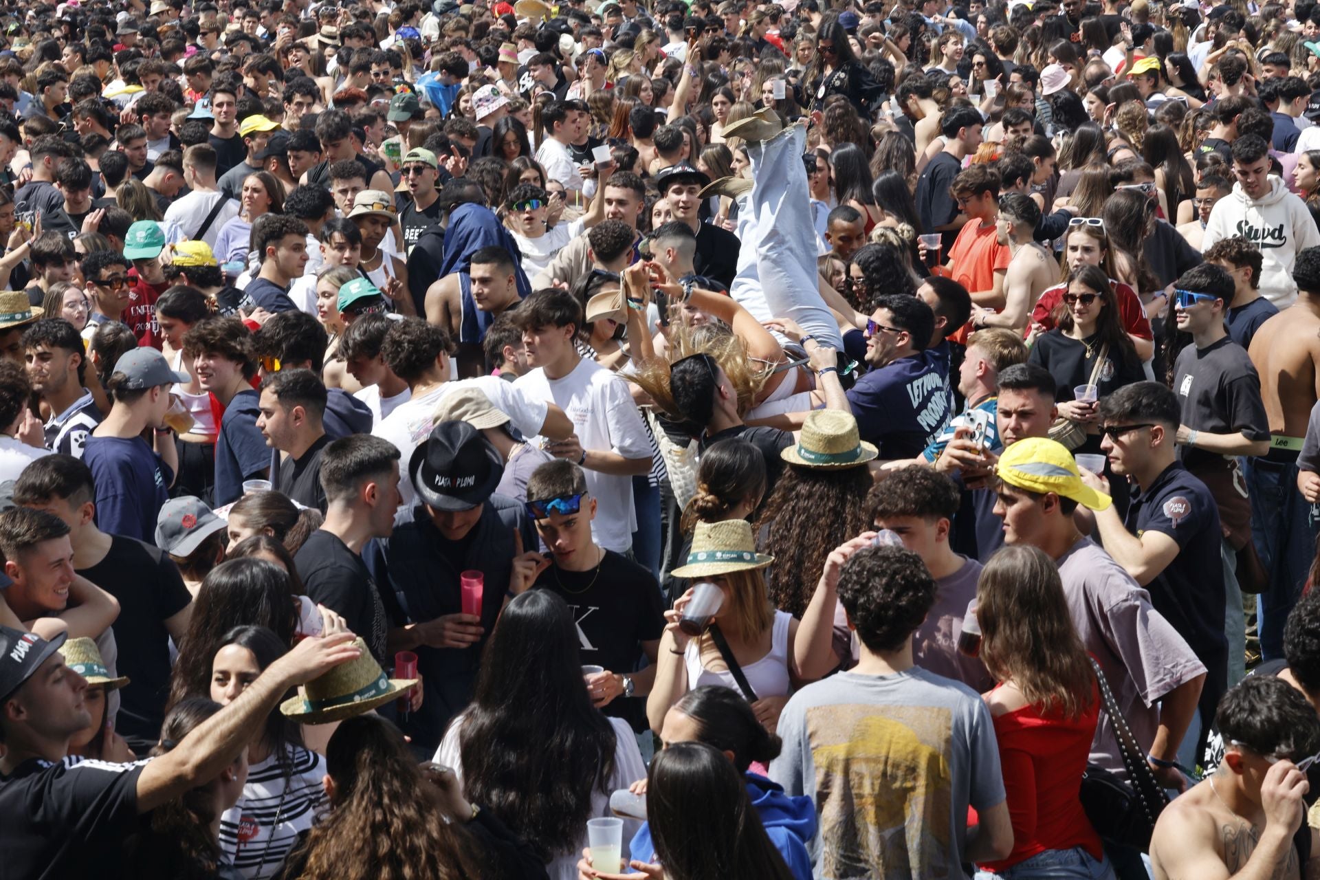 La fiesta de la ITA abarrota el parque Ribera Sur de jóvenes