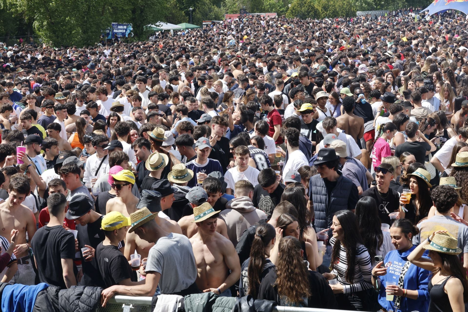 La fiesta de la ITA abarrota el parque Ribera Sur de jóvenes
