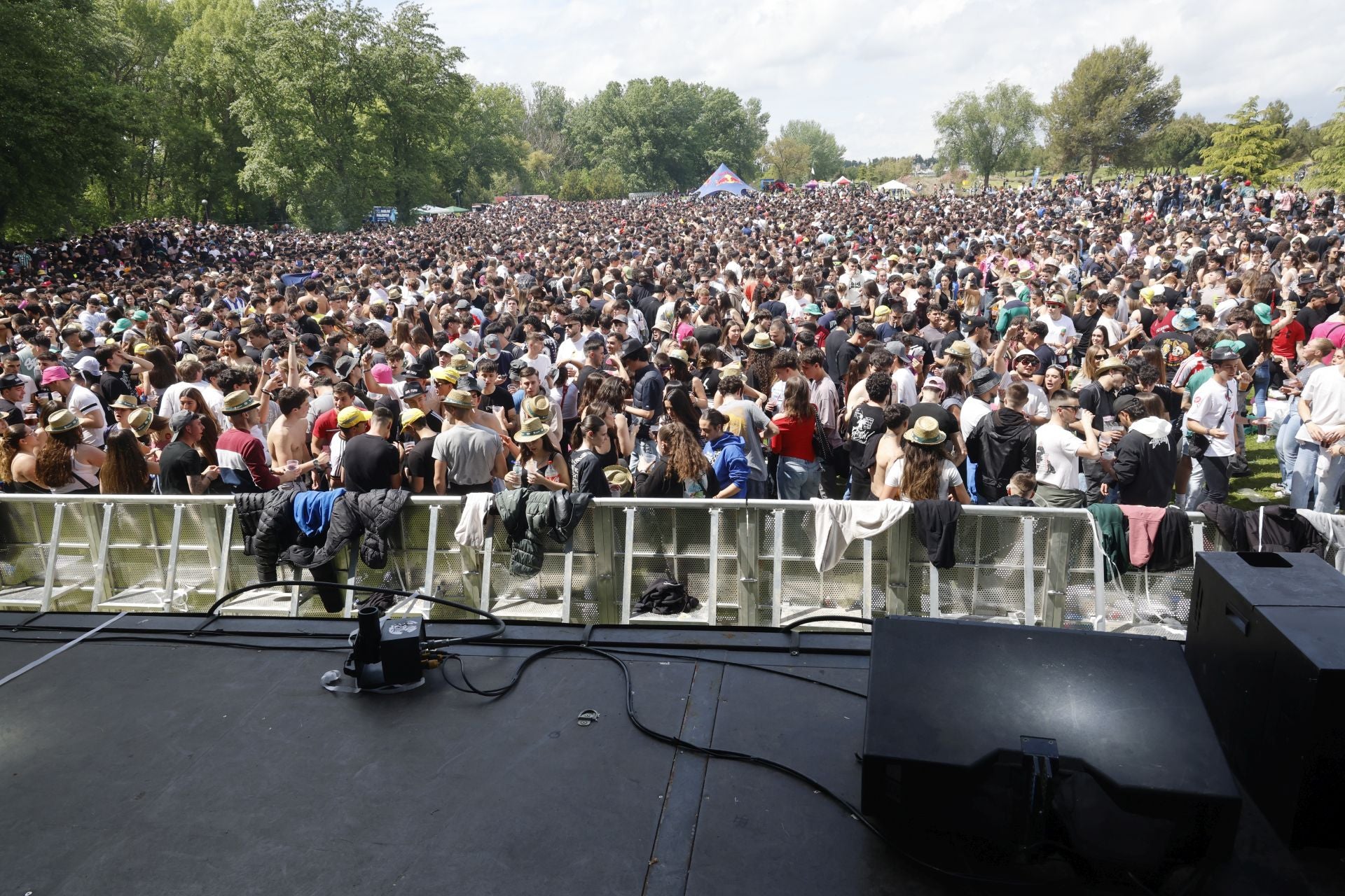 La fiesta de la ITA abarrota el parque Ribera Sur de jóvenes