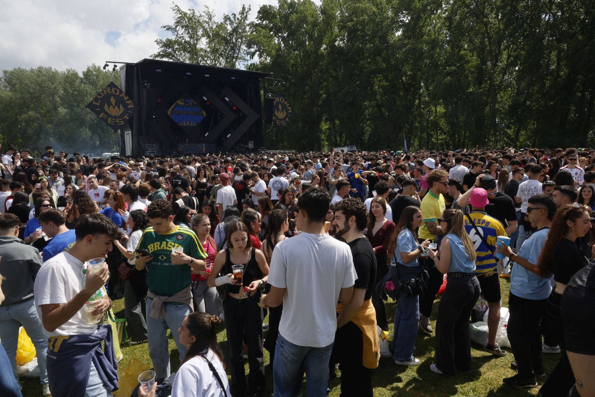 La fiesta de la ITA abarrota el parque Ribera Sur de jóvenes
