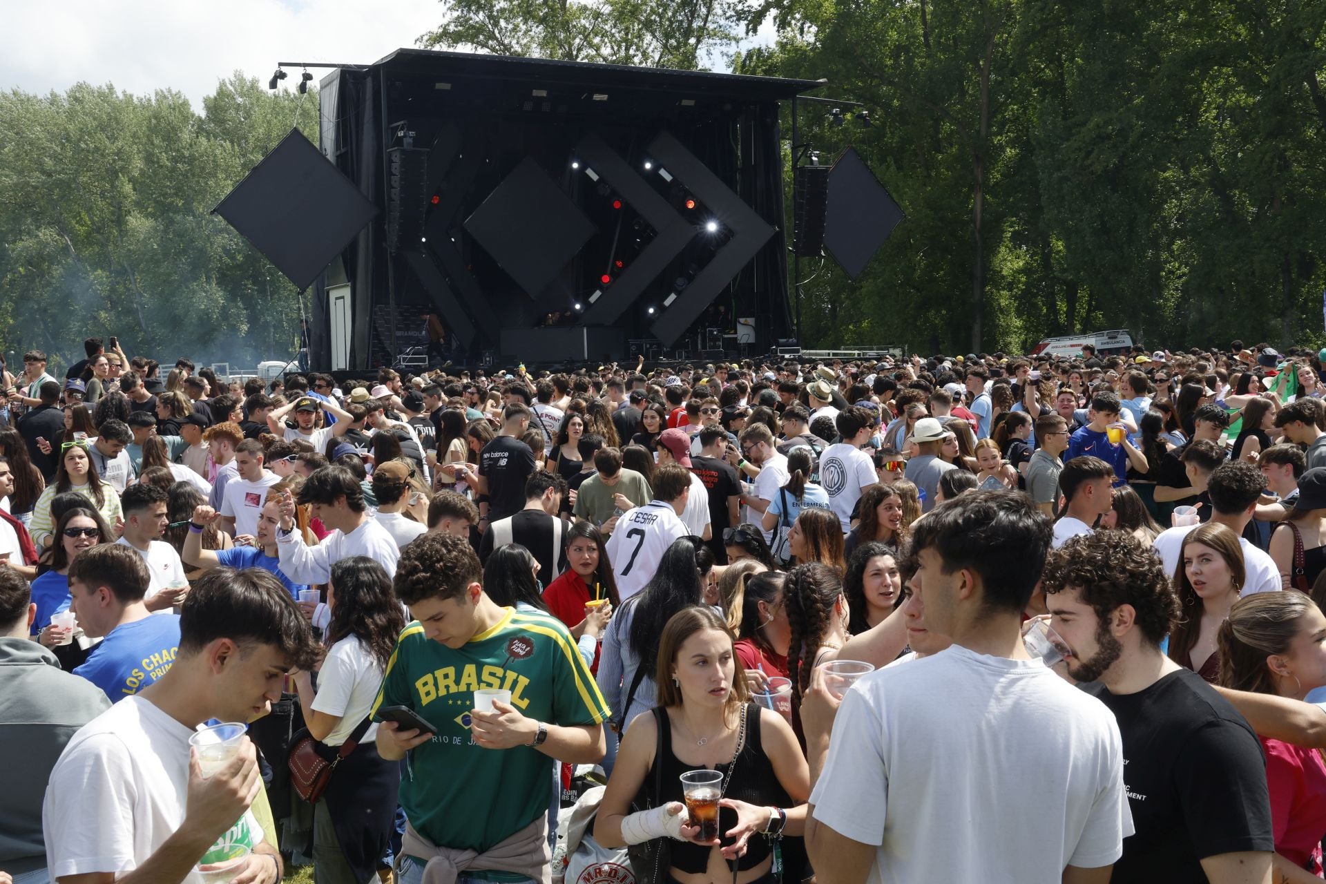 La fiesta de la ITA abarrota el parque Ribera Sur de jóvenes