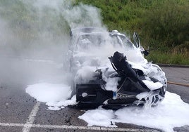 BMW calcinado en Arroyo tras ser robado.