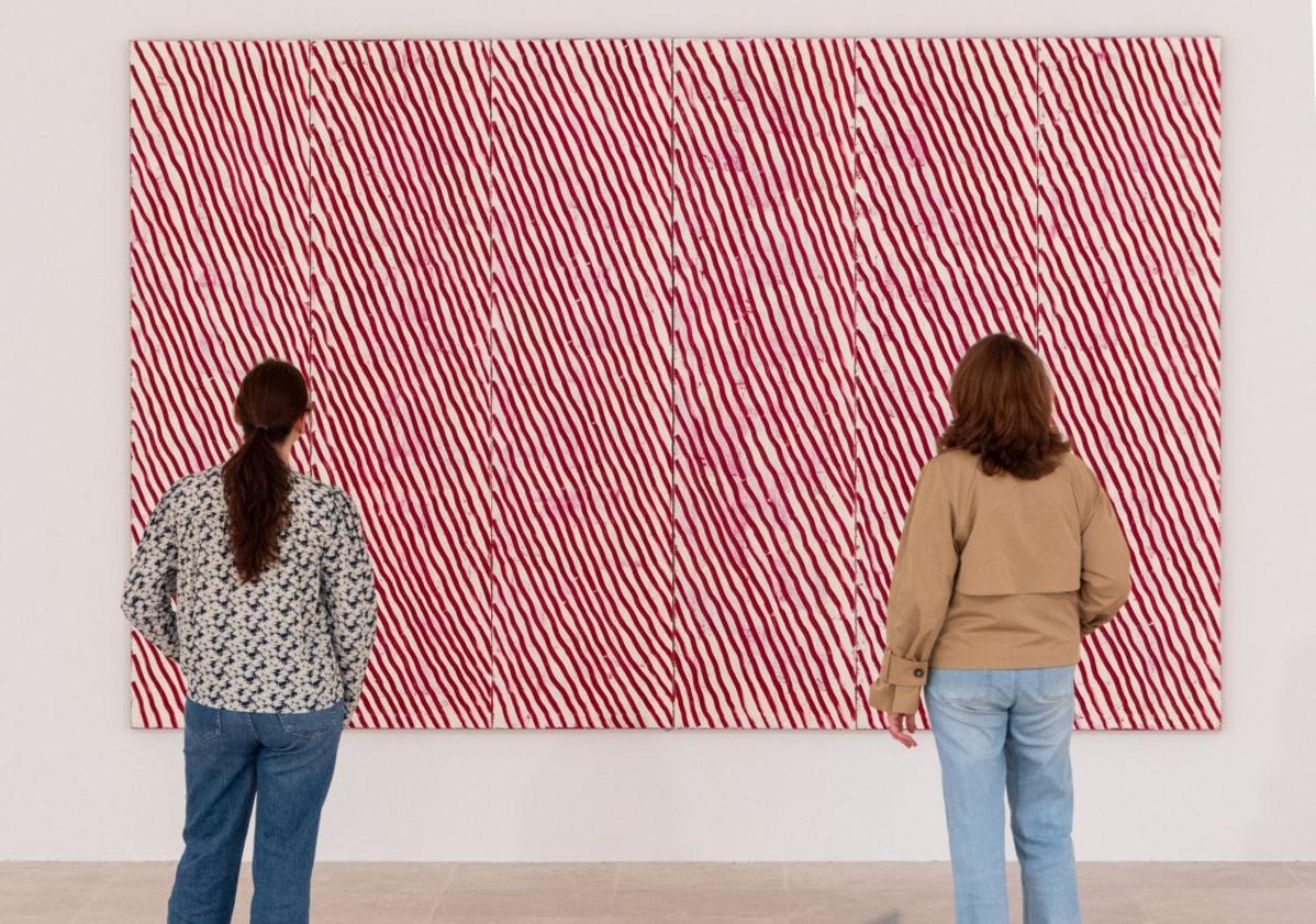 Imagen principal - Arriba, 'Pintura 670' de Joaquim Chancho. Abajo traslado de un 'masson' y un 'luis fernández', delante de 'Lyra', de Rosa Brun. A la derecha, escultura del Equipo 57.