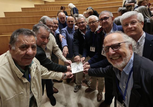Once de los cuarenta enfermeros hombres que se graduaron en 1975 en Valladolid, mostrando la orla masculina