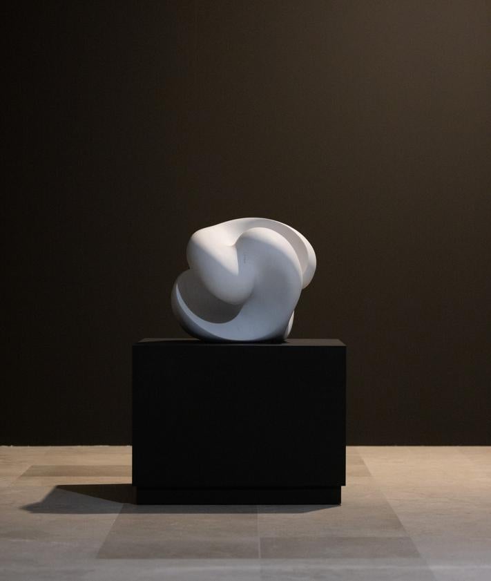 Imagen secundaria 2 - Arriba, 'Pintura 670' de Joaquim Chancho. Abajo traslado de un 'masson' y un 'luis fernández', delante de 'Lyra', de Rosa Brun. A la derecha, escultura del Equipo 57.