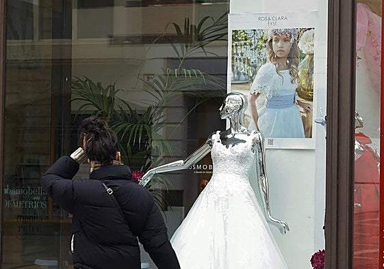 Escaparate de una tienda de Palencia de vestidos de novia y de comunión.