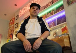 Andres Gutiérrez en su tienda 'Bicoca Records'