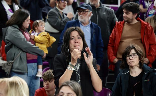 Lamentos en la grada de una aficionada.