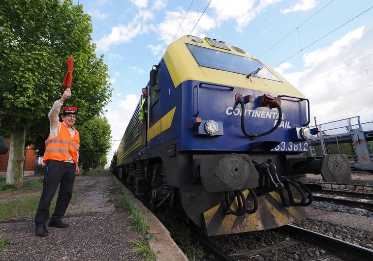 El paso del último tren de mercancías de la Vía de Ariza, en imágenes