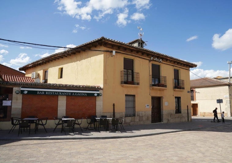 Casa de los abuelos de Amancio Ortega junto al restaurante que en el pasado fue propiedad de su familia.