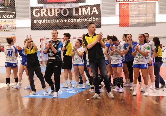 Jugadoras y cuerpo técnico aplauden a la afición local al término del partido.