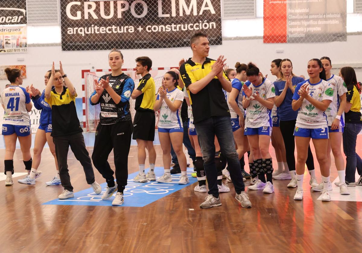 Jugadoras y cuerpo técnico aplauden a la afición local al término del partido.