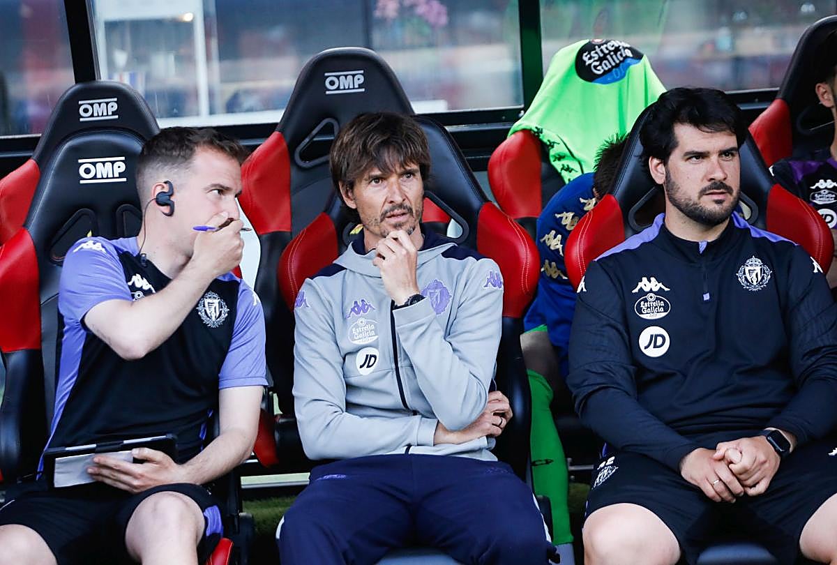 Álvaro Rubio, en el banquillo escoltado por sus ayudantes.