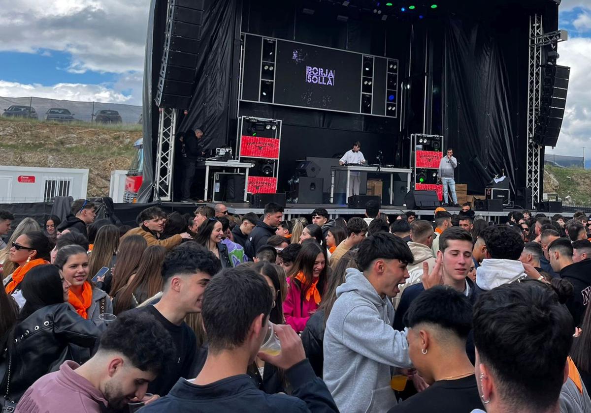Jóvenes disfrutan de la sesión de uno de los deejays del Burladero Show Fest de este sábado en Segovia.