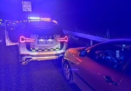 Uno de los vehículos de la Guardia Civil detiene al coche de los jóvenes.