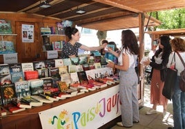 Una de las casetas instaladas en una edición anterior de la Feria del Libro de Cuéllar.