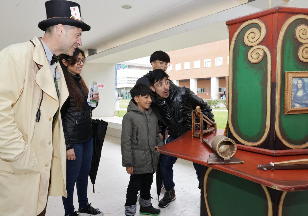 Imagen principal - 'La feria de los inventos' sprprende a las familias, una pequeña bombera y la escena de un crimen a resolver en la Feria de Ciencia Sostenible.
