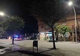 Dotaciones de la Guardia Civil cerca del piso de Dueñas donde ha sido detenido el hombre.