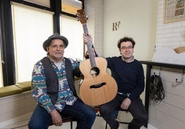Marco R. Wagner y Rafael Fuentes, con la nueva guitarra.