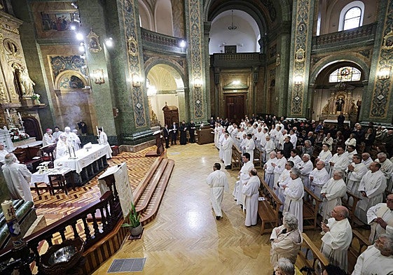 Acto de celebración de San Juan de Ávila, patrón del Clero Secular Diocesano Español y homenaje a sacerdotes vallisoletanos por sus años de servicio.