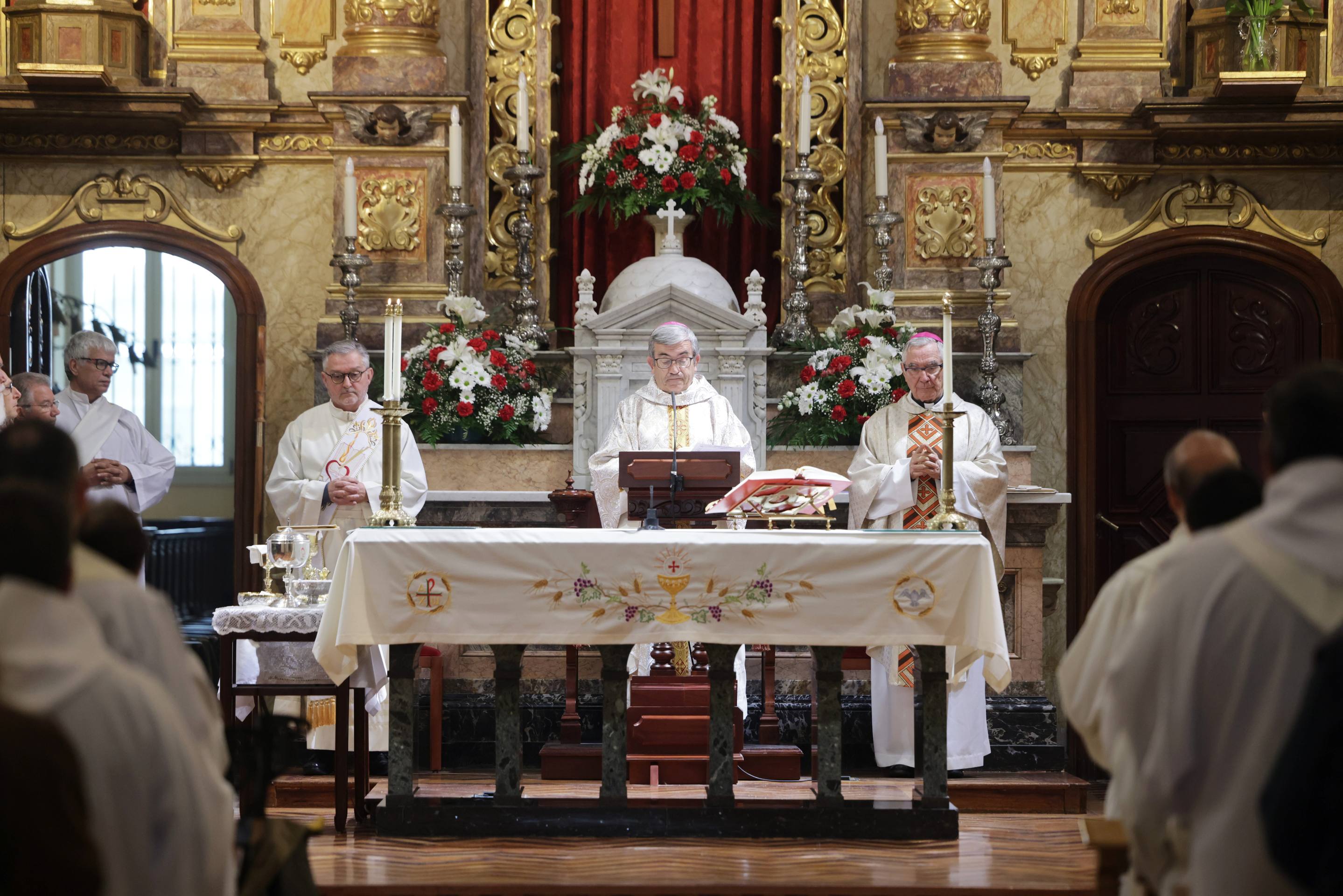 El homenaje a los sacerdotes del clero vallisoletano, en imágenes
