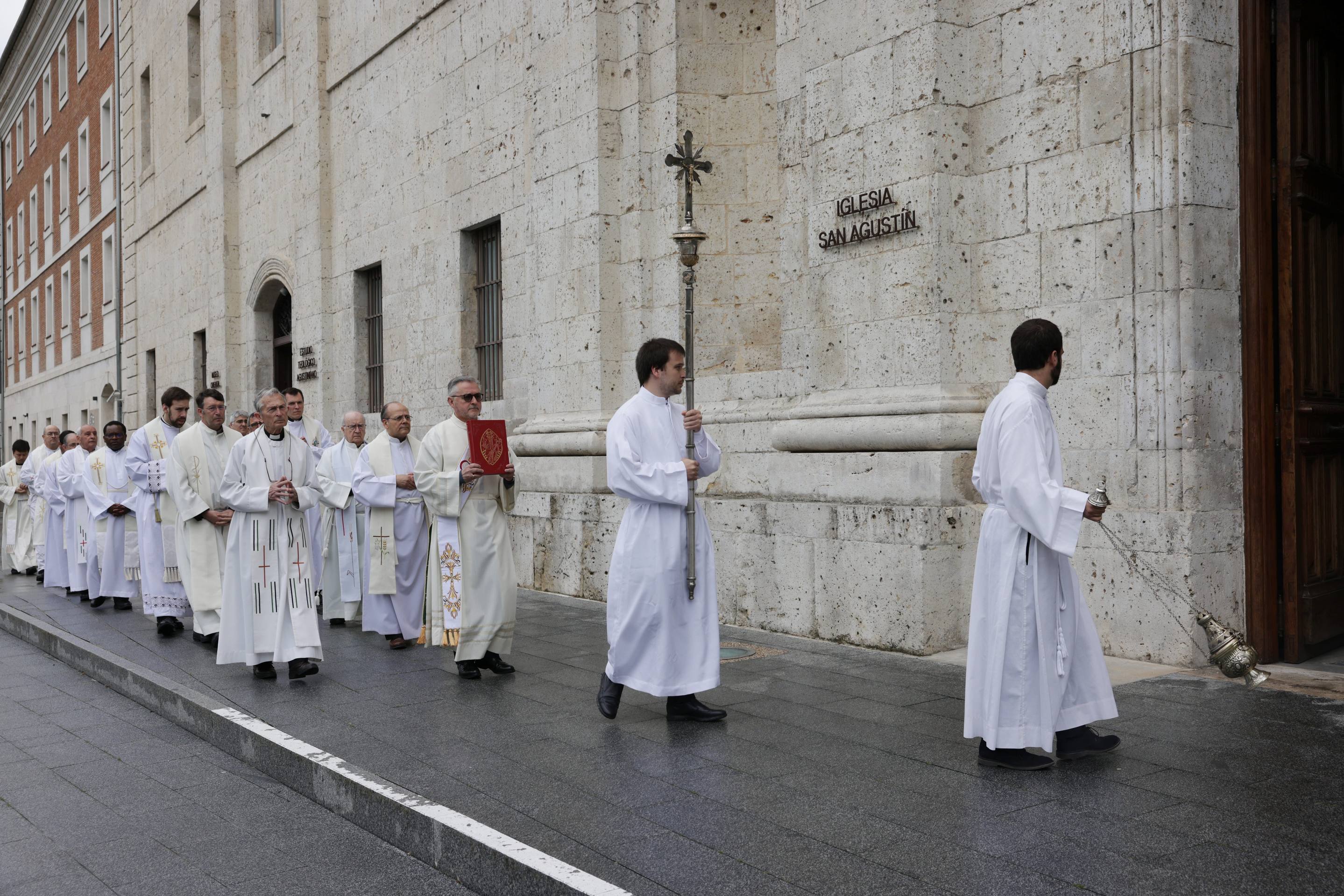 El homenaje a los sacerdotes del clero vallisoletano, en imágenes