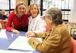 La vicepresidenta Isabel Blanco (i) durante una visita a la residencia de personas mayores Cardenal Marcelo de Valladolid.