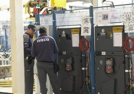 Dos trabajadores en la fábrica de Iveco de Valladolid, en una imagen de archivo.