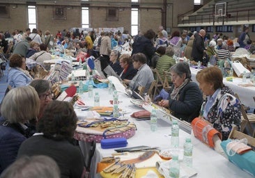 Encajeras a cobijo y artesanos y vinilos bajo carpas por San Pedro Regalado