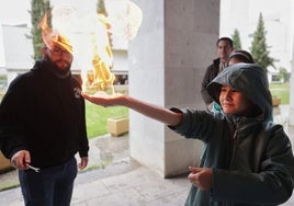 Un niño experimentando en la feria con fuego en la mano
