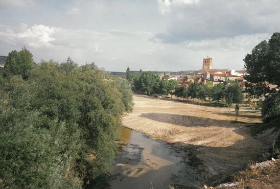 Río Cega con la localidad al fondo. 20 de junio de 1992.