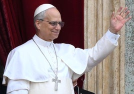 El Papa León XIV saluda en la plaza de San Pedro, en el Vaticano, este domingo por la mañana.