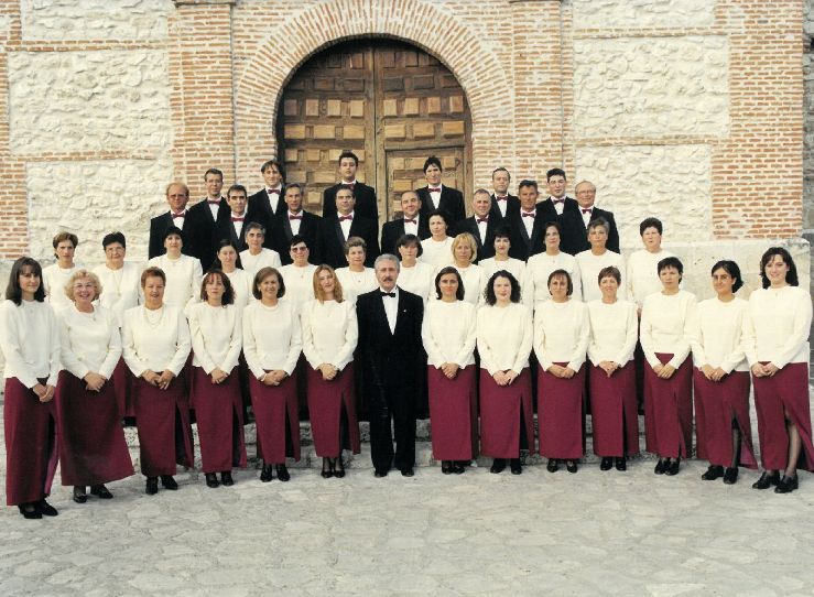 Coral Tierra de Mojados ante la puerta de la iglesia de San Juan. 1998.