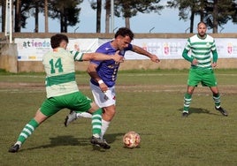 Javi Romano trata de conducir el balón.