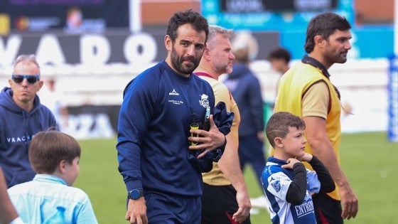 Diego Merino, entrenador del VRAC, a pie de césped.