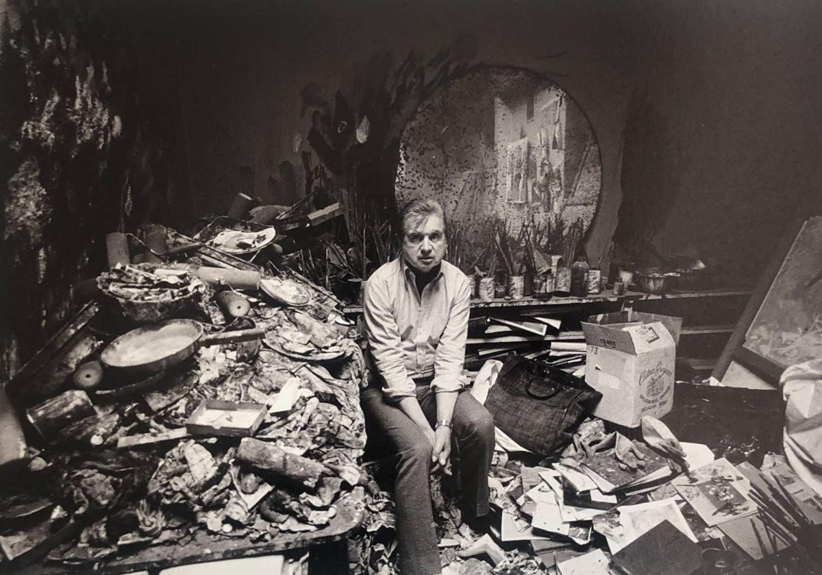 Imagen principal - Arriba, 'Francis Bacon, en su estuido de Londres, 1978', de Jesse A. Fernández. abajo, 'Mustafá Sarr. Senegal/Husillos. 2005', a la derecha 'Mares de plástico', de Mandy Baker.