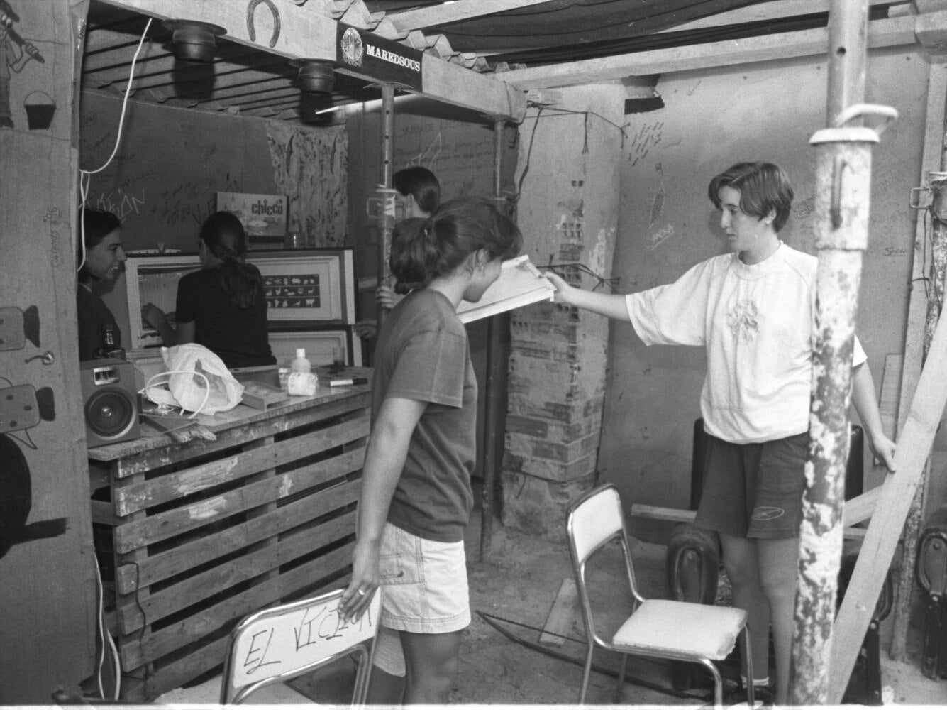 Jóvenes de una peña de la localidad. 25 de septiembre de 1997.