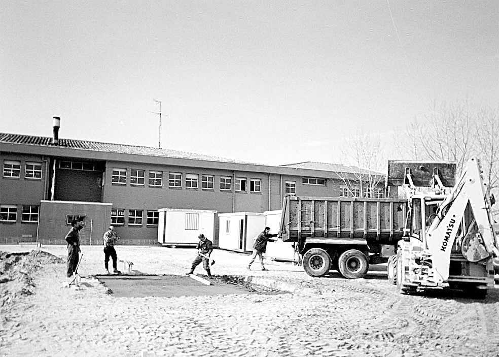Pie original: « Los trabajadores comienzan las obras de ampliación del colegio público Tierra de Pinares para dotar de instalaciones a sus 352 escolares. Las obras finalizarán después del verano y costarán 67 millones de pesetas». 18 de abril de 2000.