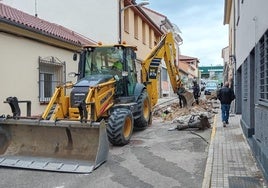 Trabajos para asegurar y reparar la avería en al red de gas, este domingo, en la calle María del Salto.