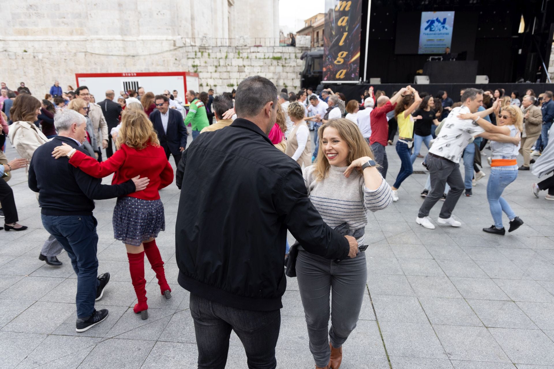 Los bailes latinos en Portugalete y el desfile de perros de San Isidro, en imágenes