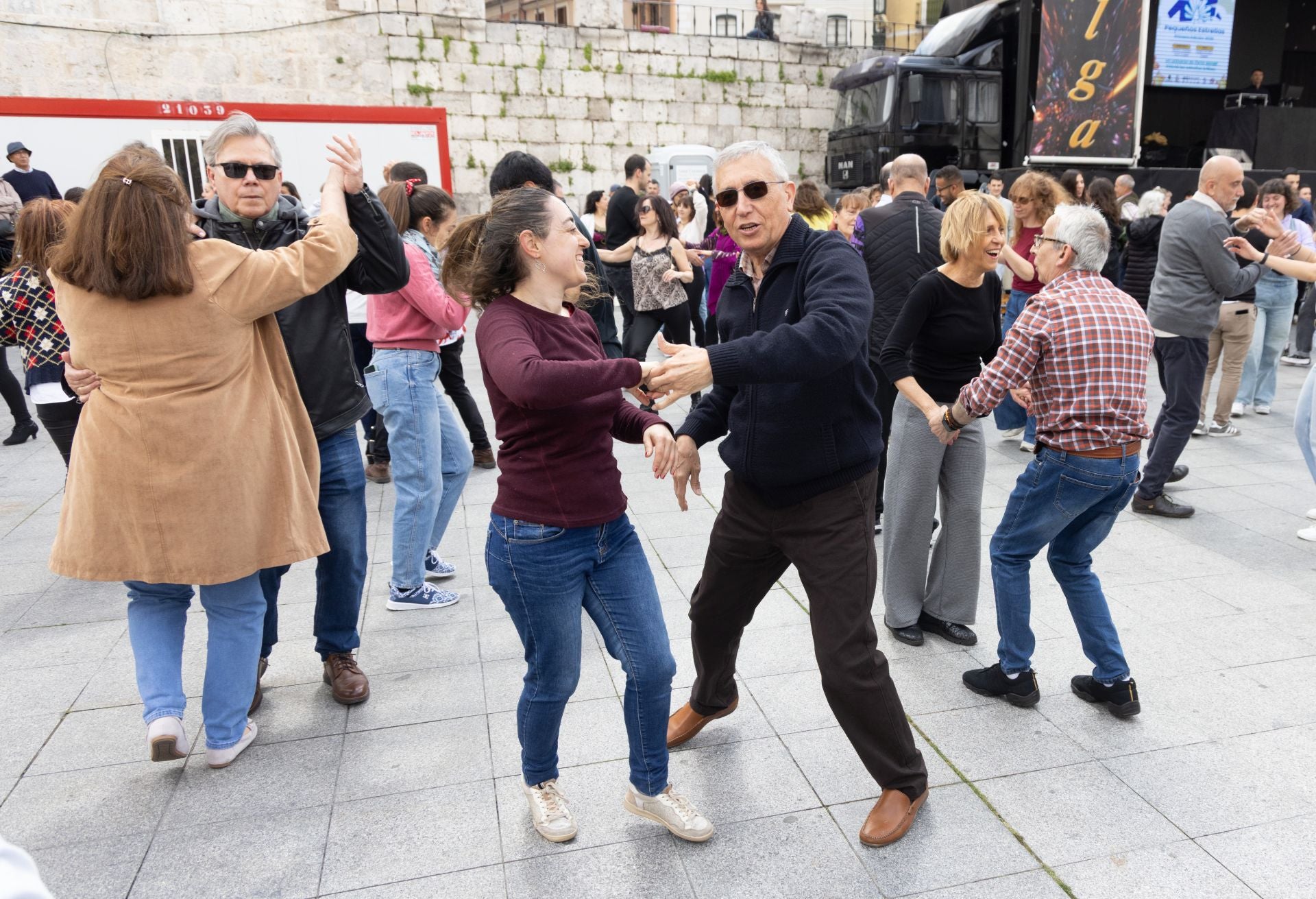Los bailes latinos en Portugalete y el desfile de perros de San Isidro, en imágenes