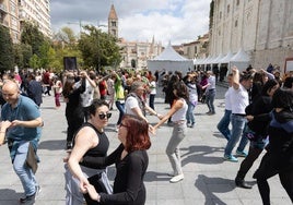 Decenas de parejas bailan al compás de ritmos latinos este domingo en la Plaza de Portugalete
