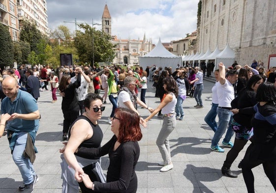 Decenas de parejas bailan al compás de ritmos latinos este domingo en la Plaza de Portugalete
