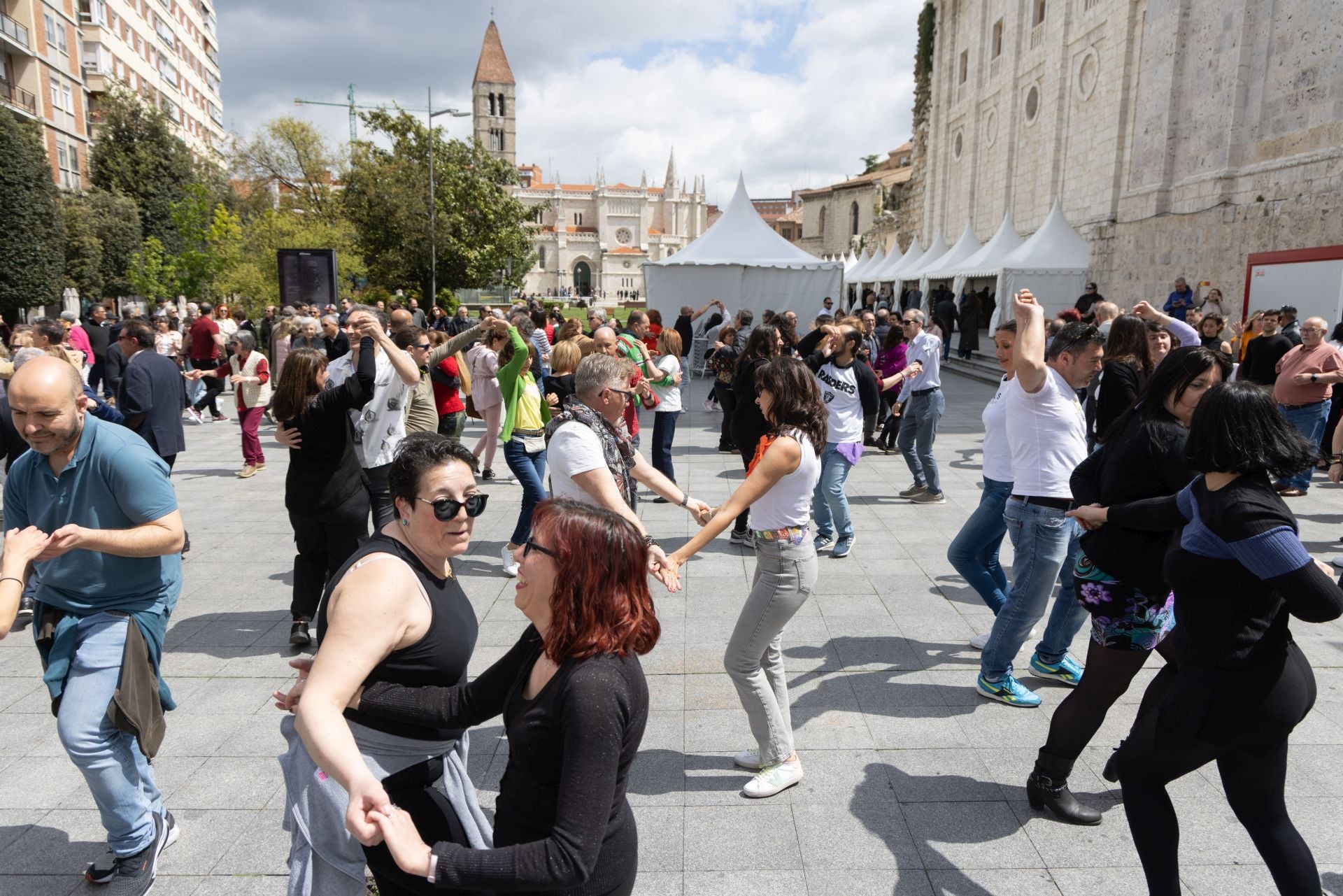 Los bailes latinos en Portugalete y el desfile de perros de San Isidro, en imágenes